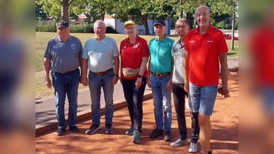 Akteure der Zwischenrundenspiele in Brakel (v.l.): Werner Wagemann, Manfred Barkhausen, Angelika Waldhoff, Heinrich Struck, Wolfgang Riese und Hubertus Hartmann. (Foto: privat)