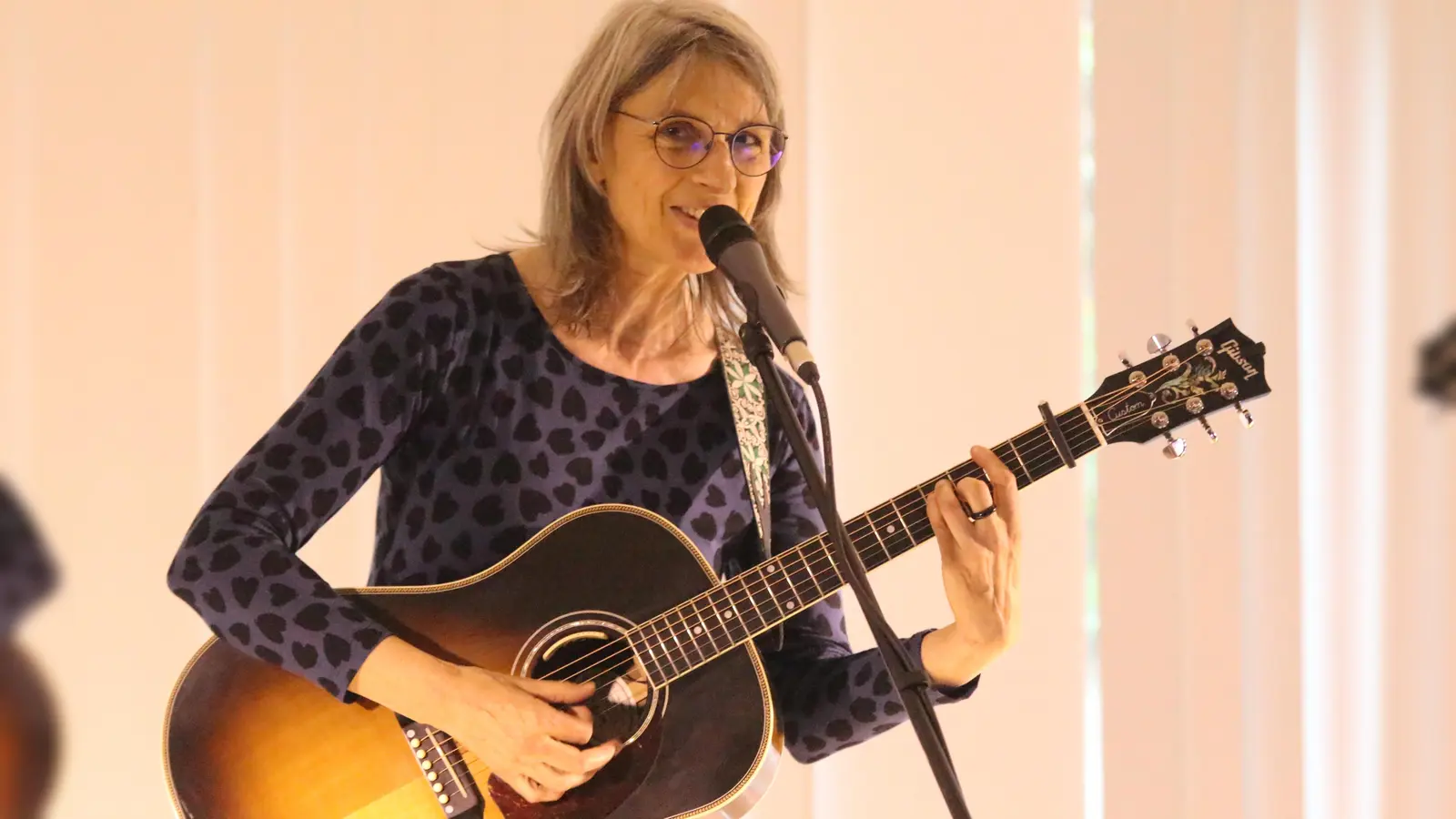 Singer-Songwriterin Marita Klinke aus Boffzen auf der Bühne im Korbmacher-Museum in Dalhausen.<br> (Foto: Kulturgemeinschaft Beverungen)