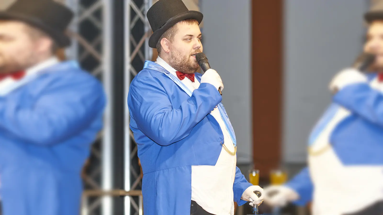 „Hümme Helau!”: Die Stimmung in der Schulturnhalle kochte bei der Karnevals-Party der „Lustigen Weiber”. (Foto: Stefan Bönning)