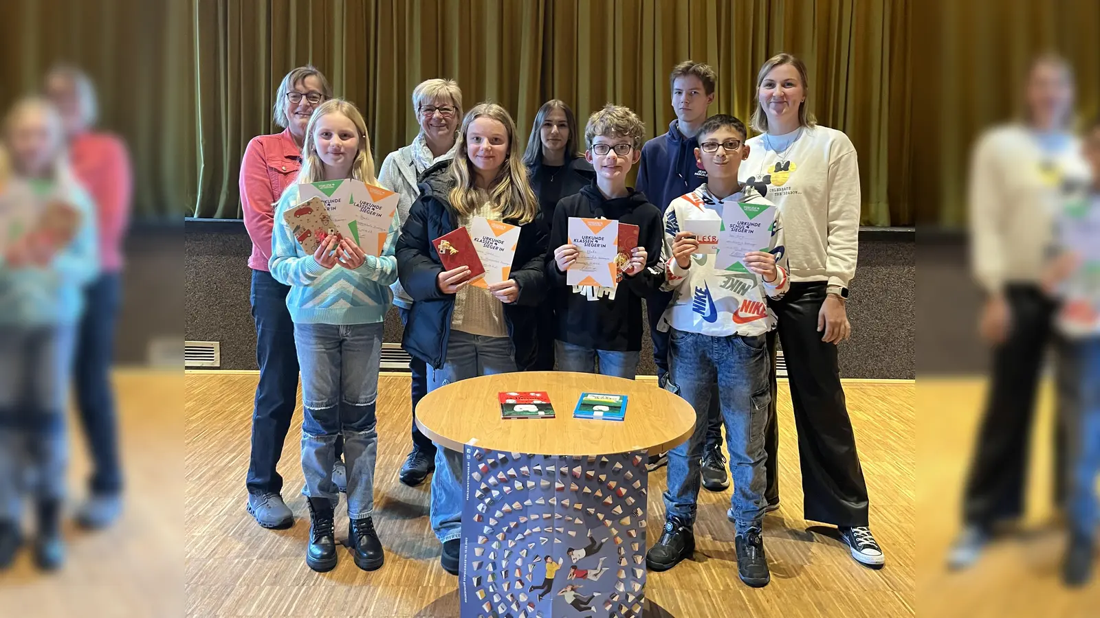 Die Sieger, und die Jury (hinten) Helga Lange, Andrea Vrsaljko, Amanda Stirbu, Phillip Saalfeld, Rebecca Reineke, (Vorne) Vivien Bracht, Vanessa Gorka, Lars Klinke, Taha Khoio  (Foto: Sekundarschule Beverungen)