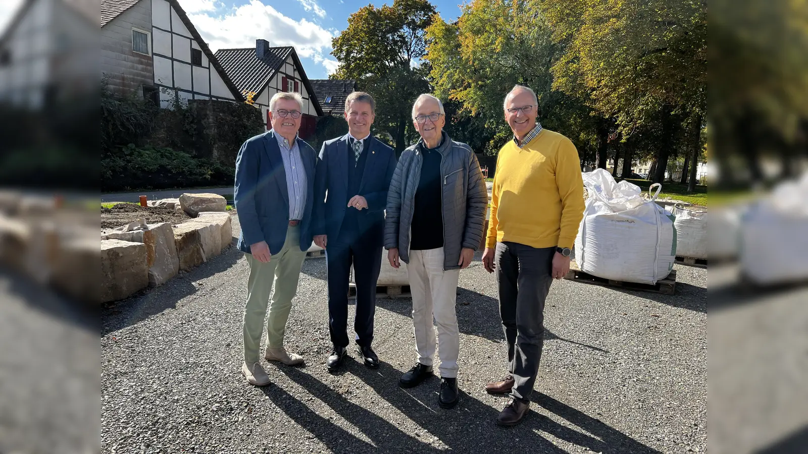 V.l.: Dietmar Beineke (2. Vorsitzender Förderverein LGS), Michael Stickeln (Landrat Kreis Höxter), Prof. Dr. Klaus Töpfer (Ehrenbürger der Stadt HX, Botschafter der LGS und ehemaliger Bundesumweltminister) und Thomas Schöning (1. Vorsitzender Förderverein LGS). (Foto: Marc Otto)