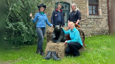 Fiebern dem Line-Dance-Event entgegen (v.l.): Alicja Wiatr, Timo Illig (Touristik-Information Neuhaus und Silberborn) Claudia Zimpel, und Ralf Wernecke (Hope’s Cracy Dancer e.V.). (Foto: Touristik-Information Neuhaus und Silberborn)