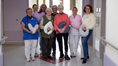 Die Palliativ-Station im St. Ansgar Krankenhaus der KHWE, der Ambulante Hospiz- und Palliativ-Beratungsdienst Kreis Höxter sowie die ehrenamtlichen Mitarbeiterinnen freuen sich über die gelungene Aktion. (Foto: KHWE)