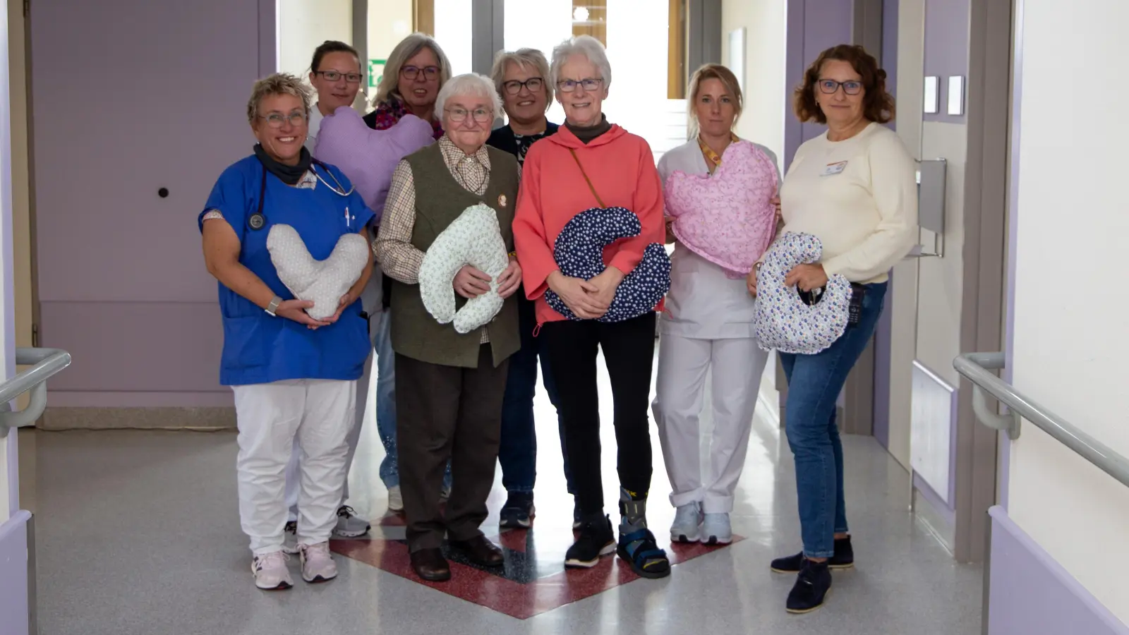 Die Palliativ-Station im St. Ansgar Krankenhaus der KHWE, der Ambulante Hospiz- und Palliativ-Beratungsdienst Kreis Höxter sowie die ehrenamtlichen Mitarbeiterinnen freuen sich über die gelungene Aktion. (Foto: KHWE)