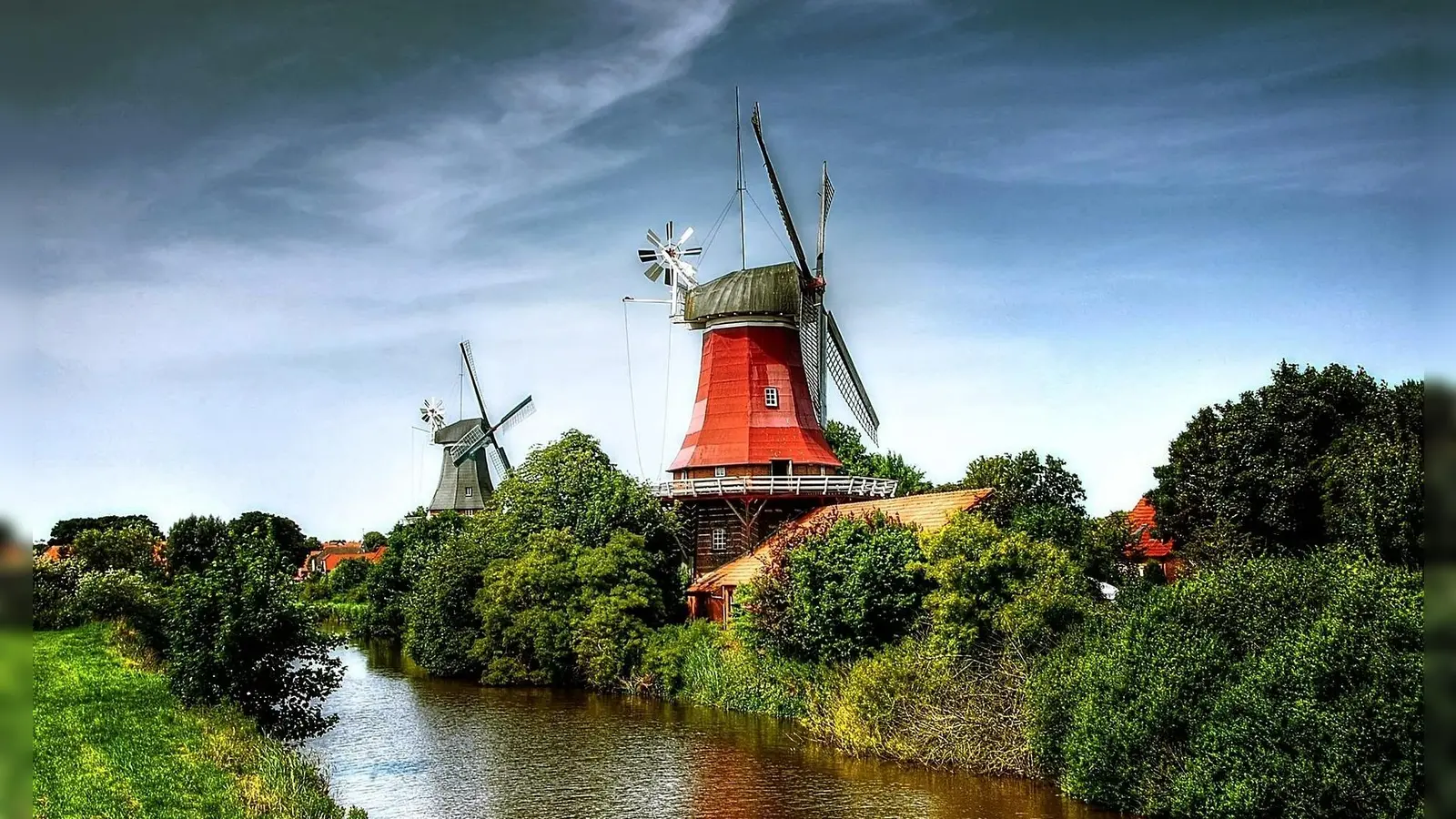 Die Zwillingsmühlen in Greetsiel (Foto: pixabay)