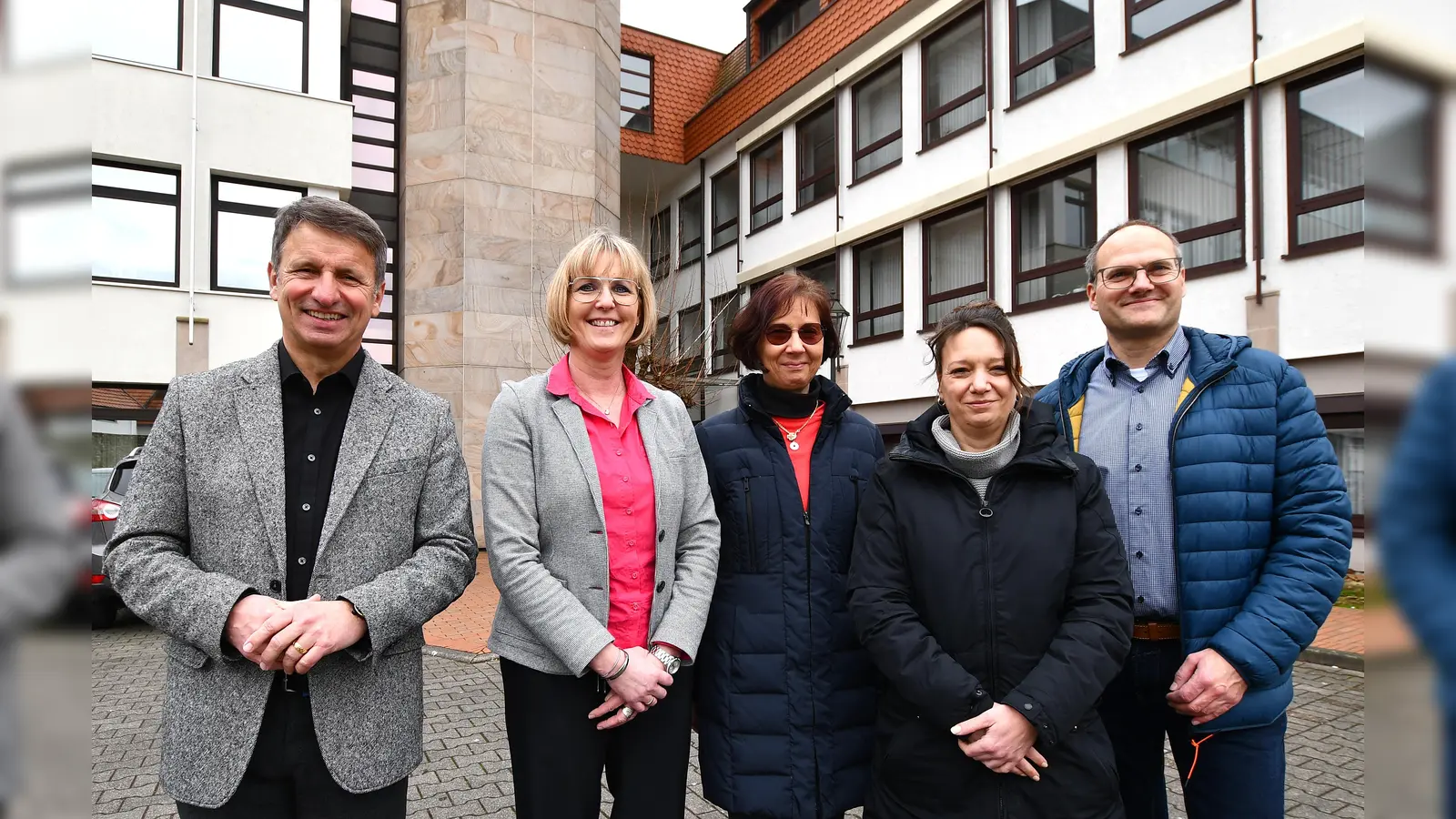 Freuen sich über die Zusammenführung wichtiger Aufgaben des Jugendamtes in zentraler Lage in Brakel (v.l:): Landrat Michael Stickeln, Diana Kohaupt (Leiterin der Abteilung Soziale Dienste des Kreises Höxter), Anja Schaefers (Leiterin der Abteilung Vormundschaften und Betreuungen des Kreises Höxter), Silke Merkel (Leiterin der Abteilung Soziale Dienste des Kreises Höxter) und Daniel Schmereim (Leiter der Abteilung Interne Dienstleistungen und Gebäude). (Foto: Kreis Höxter)