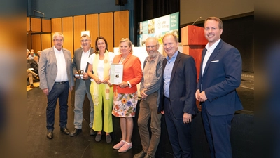 Der WegWeiser-Preis des Fördervereins der NRW-Stiftung geht an den Trägerverein Bildungshaus Modexen e.V. V.l.: Hermann Temme, Bürgermeister der Stadt Brakel, Antonius Tillmann (1. Vorsitzender Trägerverein Bildungshaus Modexen e. V.), Anna Katharina Bölling, Regierungspräsidentin von Detmold, Britta von Weichs (3. Vorsitzende Trägerverein) und Dr. Burkhard Beinlich (2. Vorsitzender Trägerverein), Michael Breuer, Vorsitzender des Fördervereins NRW-Stiftung sowie Stefan Ast, Geschäftsführer der NRW-Stiftung und ihres Fördervereins. (Foto: NRW-Stiftung/Werner Stapelfeldt)