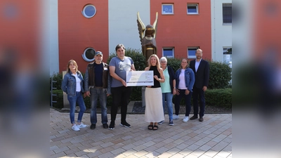 Die Mitarbeiter der KHWE spenden 7000 Euro an soziale Institutionen im Kreis Höxter (von links): Kerstin Scholle (Betriebsrat KWE Service), Rami Schabani (Betriebsrat KWE Service), Nils Wolter (Jugendtreff Höxter), Natalja Friesen („Wir! So besonders“ Borgentreich), Claudia Groth (Mitarbeitervertretung Krankenhaus, MVZ, Bildungszentrum und Zentralverwaltung), Silvia Hesse (Mitarbeitervertretung Seniorenhaus und CPS) und Simon Schmale (Leiter Geschäftsbereich Krankenhaus).  (Foto: KHWE)