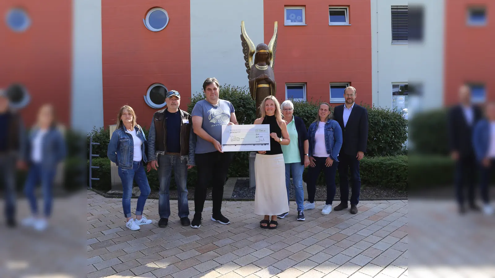 Die Mitarbeiter der KHWE spenden 7000 Euro an soziale Institutionen im Kreis Höxter (von links): Kerstin Scholle (Betriebsrat KWE Service), Rami Schabani (Betriebsrat KWE Service), Nils Wolter (Jugendtreff Höxter), Natalja Friesen („Wir! So besonders“ Borgentreich), Claudia Groth (Mitarbeitervertretung Krankenhaus, MVZ, Bildungszentrum und Zentralverwaltung), Silvia Hesse (Mitarbeitervertretung Seniorenhaus und CPS) und Simon Schmale (Leiter Geschäftsbereich Krankenhaus).  (Foto: KHWE)