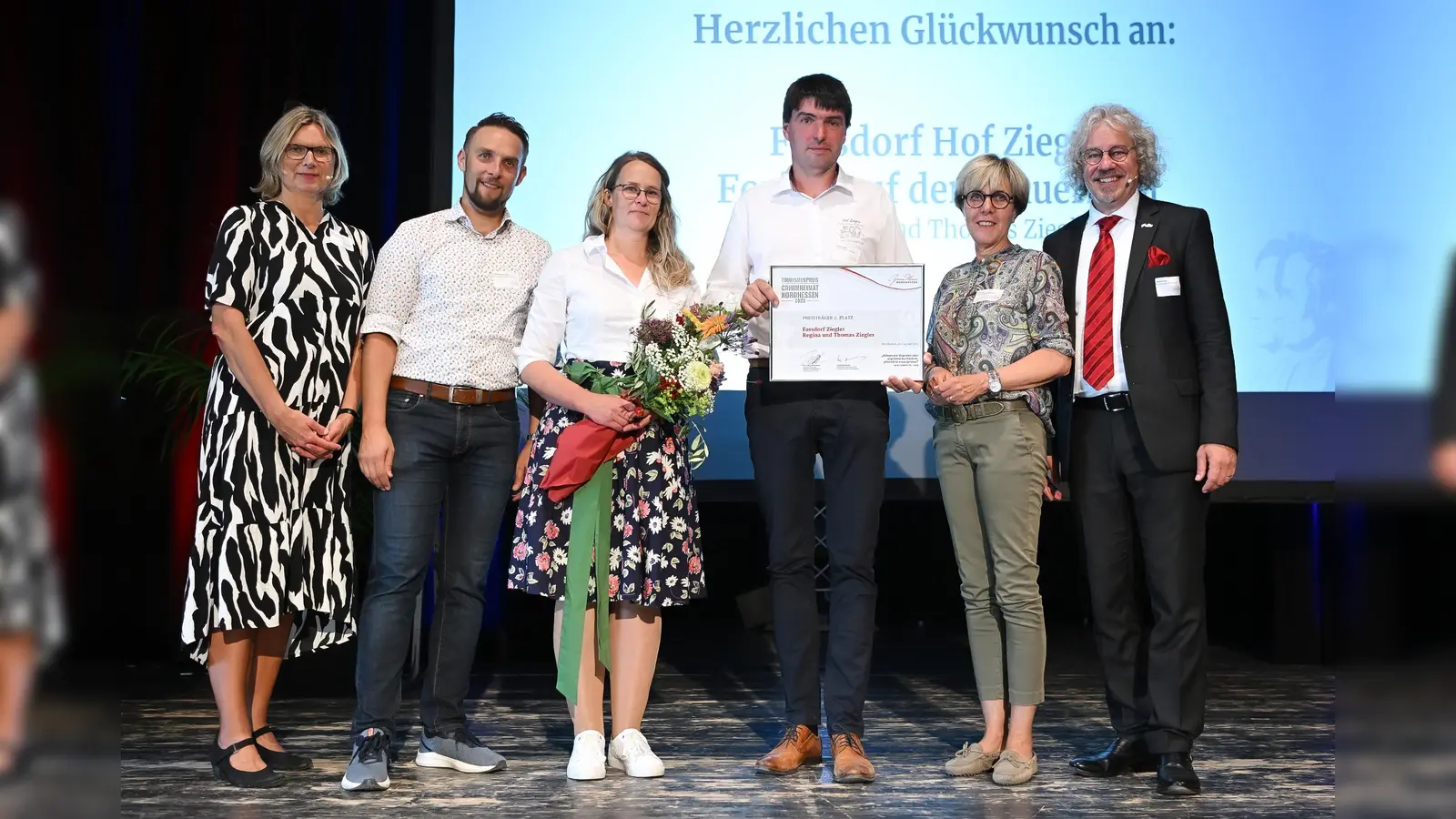 Ulrike Remmers (Clusterleitung Tourismus), Kai Georg Bachmann (Geschäftsführung Regionalmanagement Nordhessen), Regina Ziegler (Fassdorf Ziegler), Thomas Ziegler (Fassdorf Ziegler), Dörte Lenz (Laudatio), Markus Exner (GrimmHeimat NordHessen).<br><br>  (Foto: Harry Soremski)