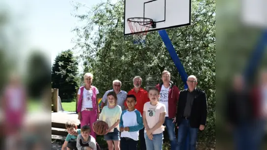 Über die neue Basketball-Anlage freuen sich (v.l.) Barbara Thiemann (Schulleitung), Hubert Specht, Gerd Struck (Ausbildungsleitung i. R., Reitz Ventilatoren), Klaus von Heesen (Vorsitzender Förderverein), Joachim Pöllmann (Geschäftsführung OTB) und die Kinder freuen sich . (Foto: Foto: privat)