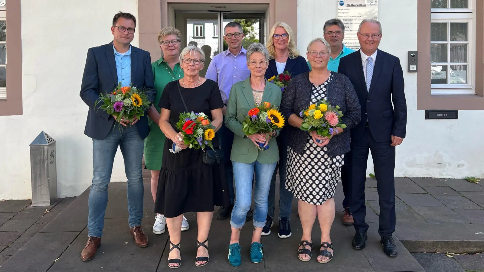 (v.l.) Stefan Gördemann, Andrea Behler, Hildegunde Pollmann, Frank Matthias, Edith Bruskolini, Elisabeth Glänzer, Annegret Gauding, Frank Filmar und Bürgermeister Hubertus Grimm. (Foto: Stadt Beverungen)