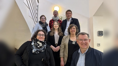 Vorne: Carina Hillebrand (AWO Kreisverband Höxter), Christian Rodemeyer vom Kreis Höxter, Pfarrerin Patrizia Müller (Evangelische Kirchengemeinde Altkreis Warburg), in der Mitte: Jaqueline Paradies, links hinten Sabine Heikenfeld (Kreisvorstand AWO), hinten Mitte: Gemeindereferent und Dekanats Jugendseelsorger Matthias Hein, hinten rechts Bürgermeister Nicolas Aisch. (Foto: privat)