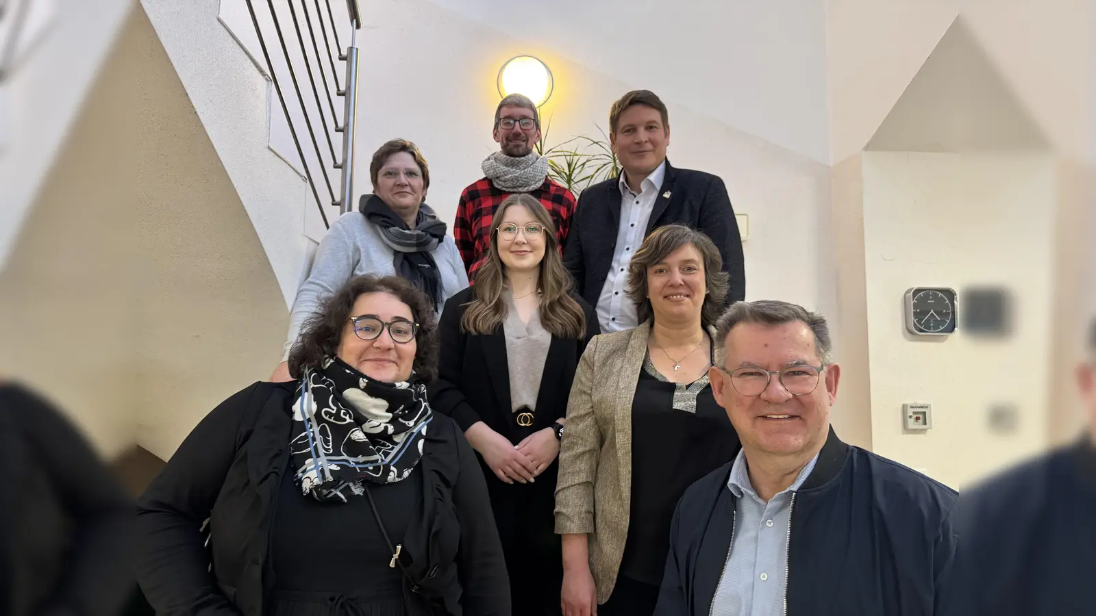 Vorne: Carina Hillebrand (AWO Kreisverband Höxter), Christian Rodemeyer vom Kreis Höxter, Pfarrerin Patrizia Müller (Evangelische Kirchengemeinde Altkreis Warburg), in der Mitte: Jaqueline Paradies, links hinten Sabine Heikenfeld (Kreisvorstand AWO), hinten Mitte: Gemeindereferent und Dekanats Jugendseelsorger Matthias Hein, hinten rechts Bürgermeister Nicolas Aisch. (Foto: privat)