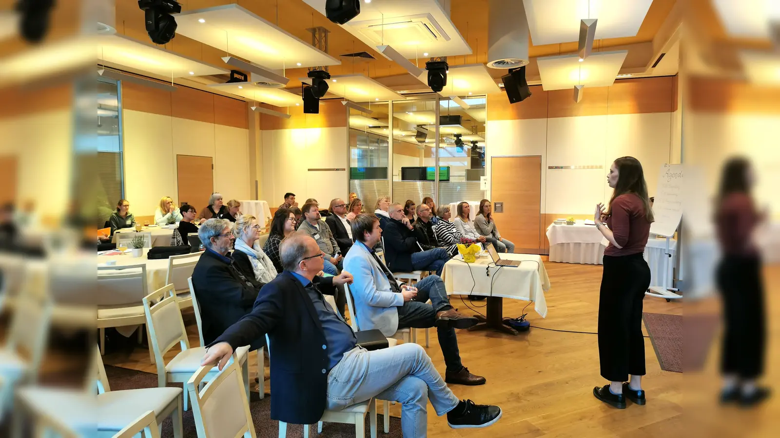 Leonie Grothues, Klimaschutzagentur Weserbergland, stellt Mitarbeitenden der Verwaltung und der beteiligten Einrichtungen vor, wie die Einführung von Energiesparmodellen aussehen und auf besondere Gegebenheiten der Einrichtungen angepasst werden kann. (Foto: Klimaschutzagentur Weserbergland)