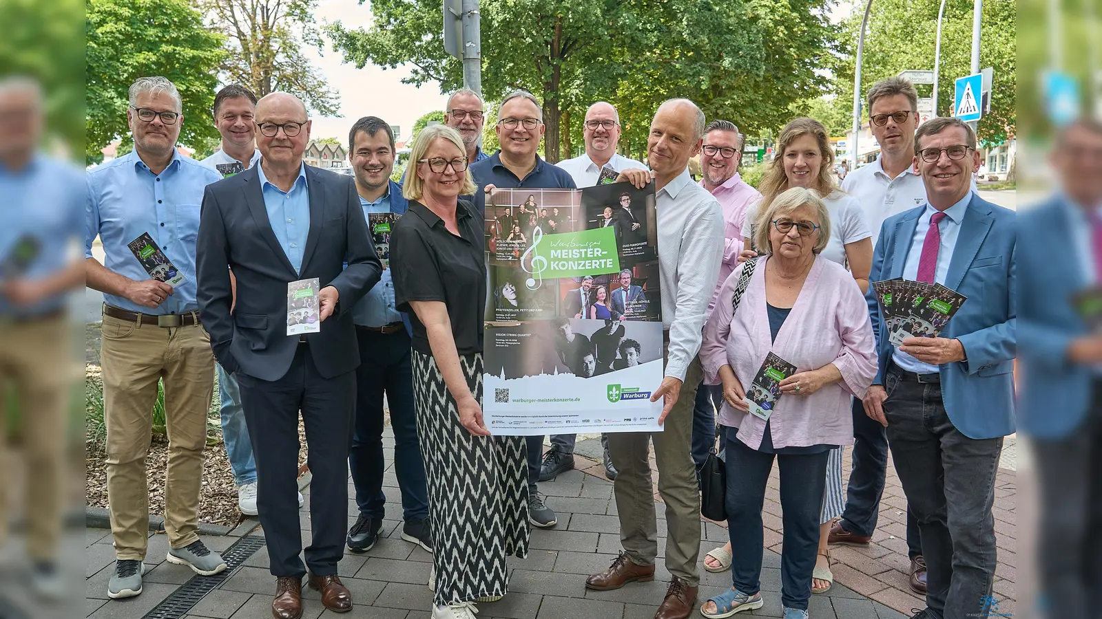 Sponsoren und Vertreter der Stadt Warburg präsentierten in der vergangenen Woche das Programm der diesjährigen Meisterkonzerte der Hansestadt (von links): Holger Dierkes (WDB), Olaf Krane (Kulturamt Warburg), Ulrich Lüke (Verbund-Volksbank), Dr. Alexander Akel (VHS), Johannes Thonemann (Beirat), Carmen Rütters-Engemann (Stadt Warburg), Michael Brenke (Vereinigte Volksbank), Stefan Kremin (Brauns-Heitmann), Peter Ernst (Künstlerischer Leiter), Frank Dierkes (PRG), Julia Franzmann (Beste Stadtwerke), Vera Wedekind (Beirat), Alexander Hoffmann und Bürgermeister Tobias Scherf. (Foto: Stefan Bönning)