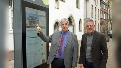 Bürgermeister Hermann Temme und sein Allgemeiner Vertreter, Peter Frischemeier, verschaffen sich einen Überblick über das Informationsangebot des Displays. (Foto: Stadt Brakel/Hegener)
