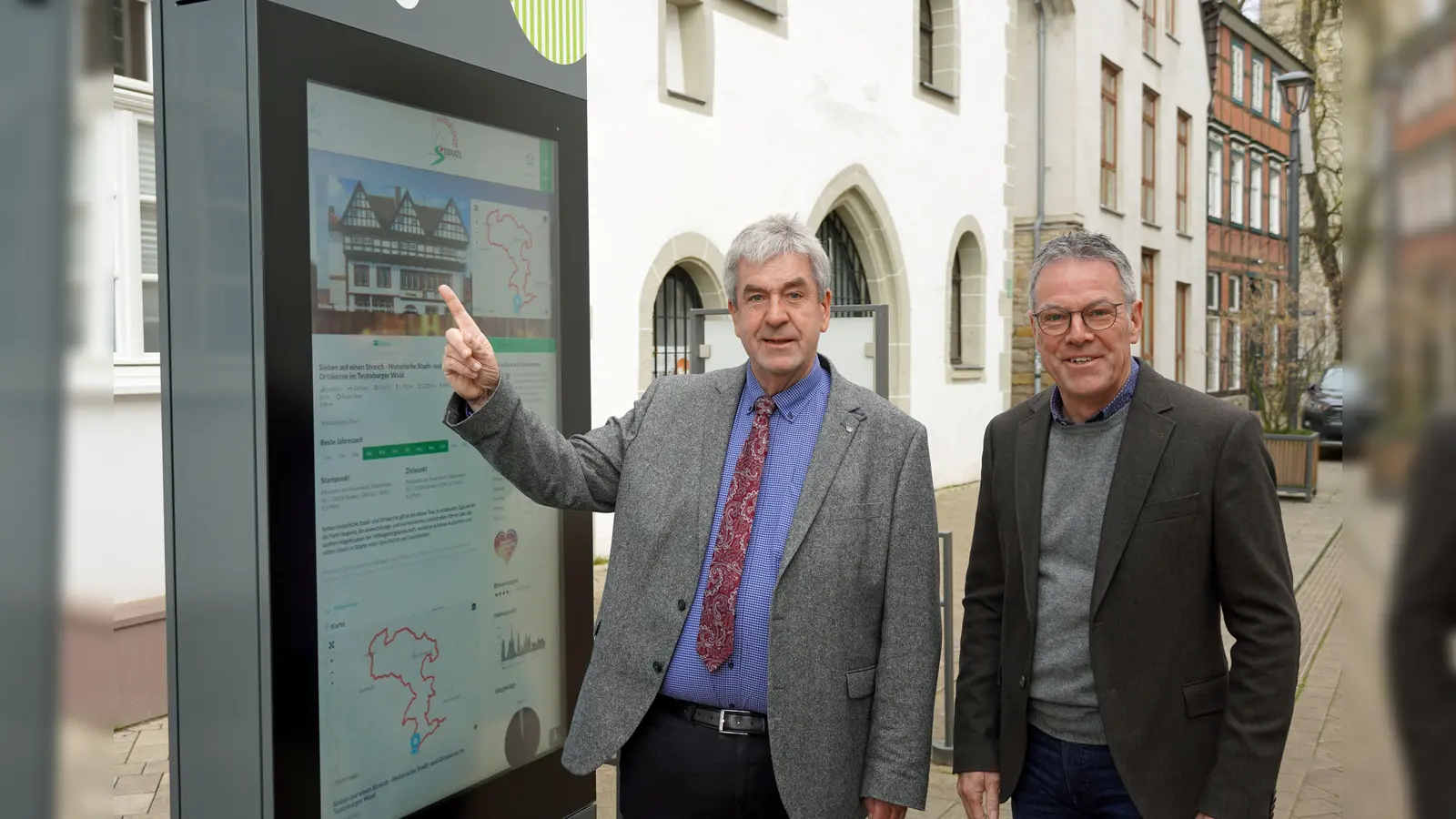 Bürgermeister Hermann Temme und sein Allgemeiner Vertreter, Peter Frischemeier, verschaffen sich einen Überblick über das Informationsangebot des Displays. (Foto: Stadt Brakel/Hegener)