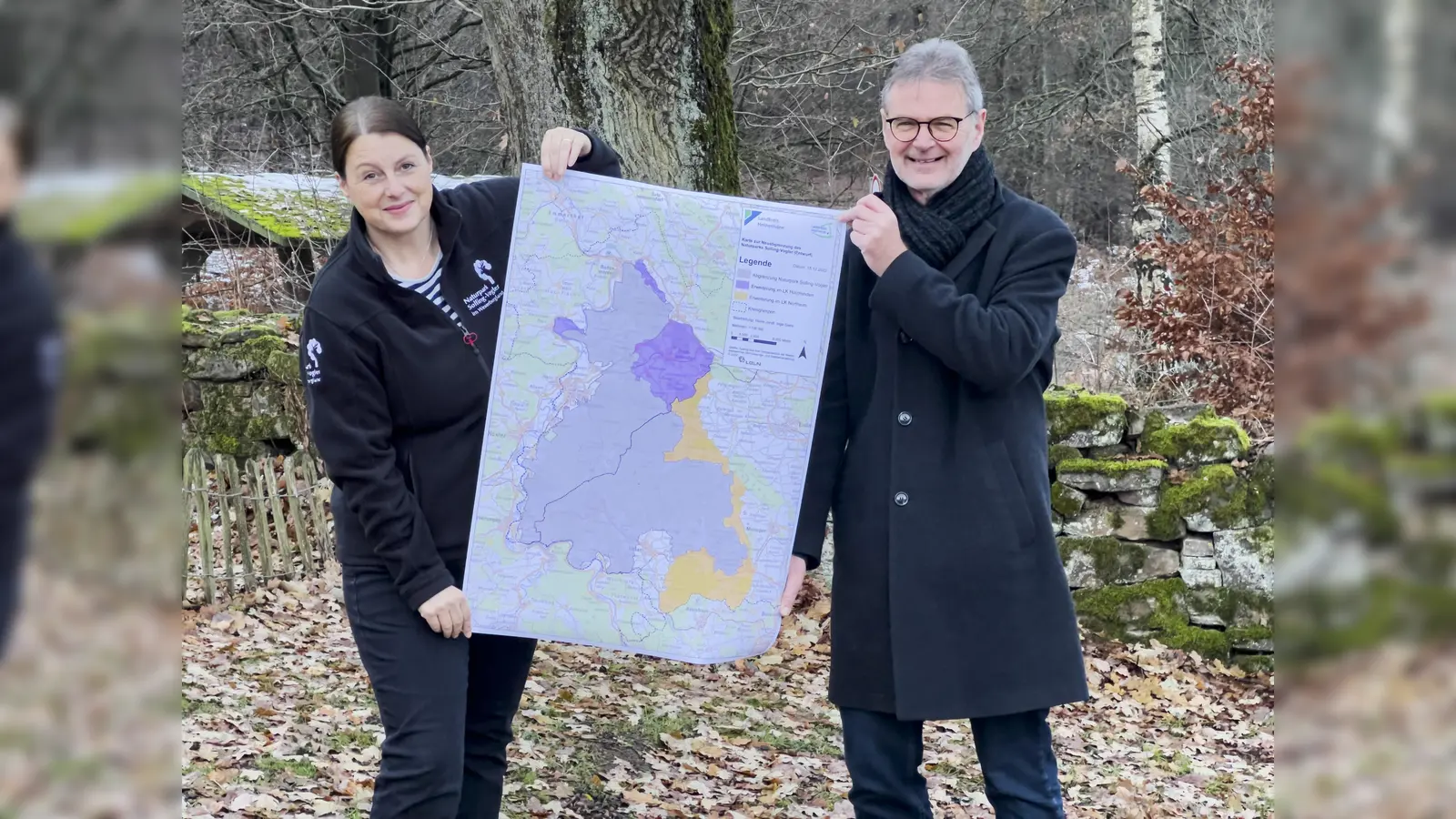 Claudia Wolff, Geschäftsführerin Naturpark Solling-Vogler, und Ralf Buberti, Kreisbaurat des Landkreises Holzminden und Vorsitzender der Verbandsversammlung präsentieren die Karte zur Neuabgrenzung des Naturparks Solling-Vogler (Foto: Naturpark Solling-Vogler)