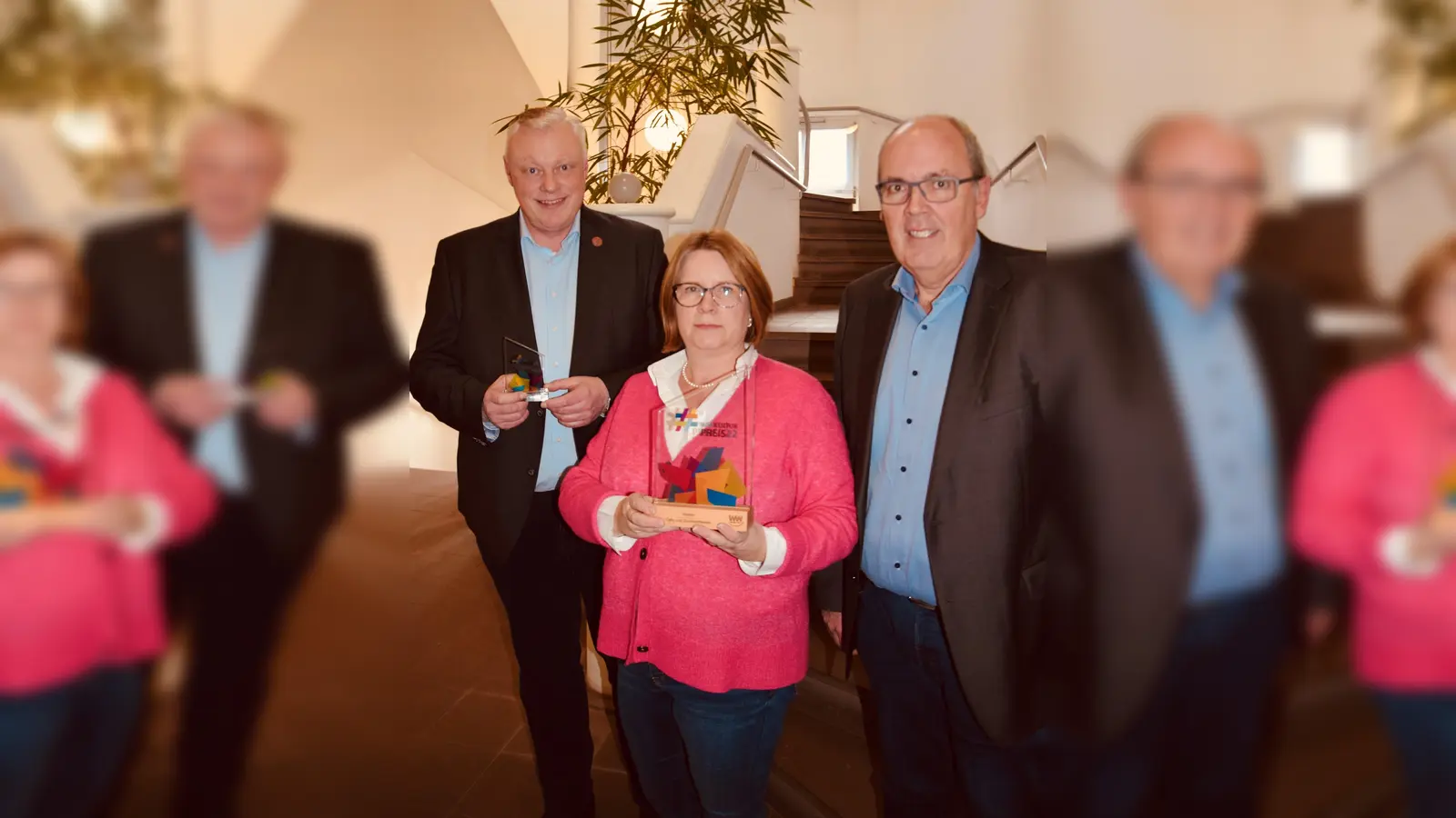 Die Stadt Höxter unterstützt auch dieses Jahr den WW-Kulturpreis (v.l.): Bürgermeister Daniel Hartmann, Nadine Fellmann und Abteilungsleiter Volker Rodermund freuen sich über viele Bewerbungen der Kulturschaffenden. (Foto: Stadt Höxter)