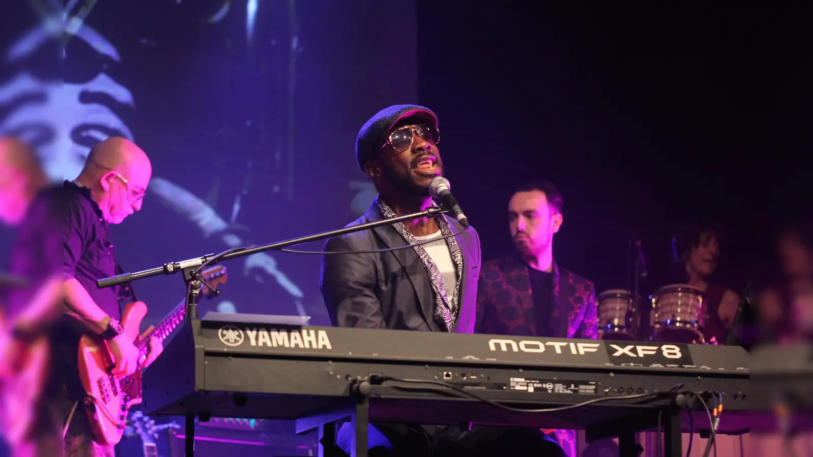 Der ehemalige Londoner Fußballspieler Gavin Holligan ist der Frontmann der Stevie-Wonder-Show beim Auftritt in Beverungen. (Foto: Kulturgemeinschaft.)