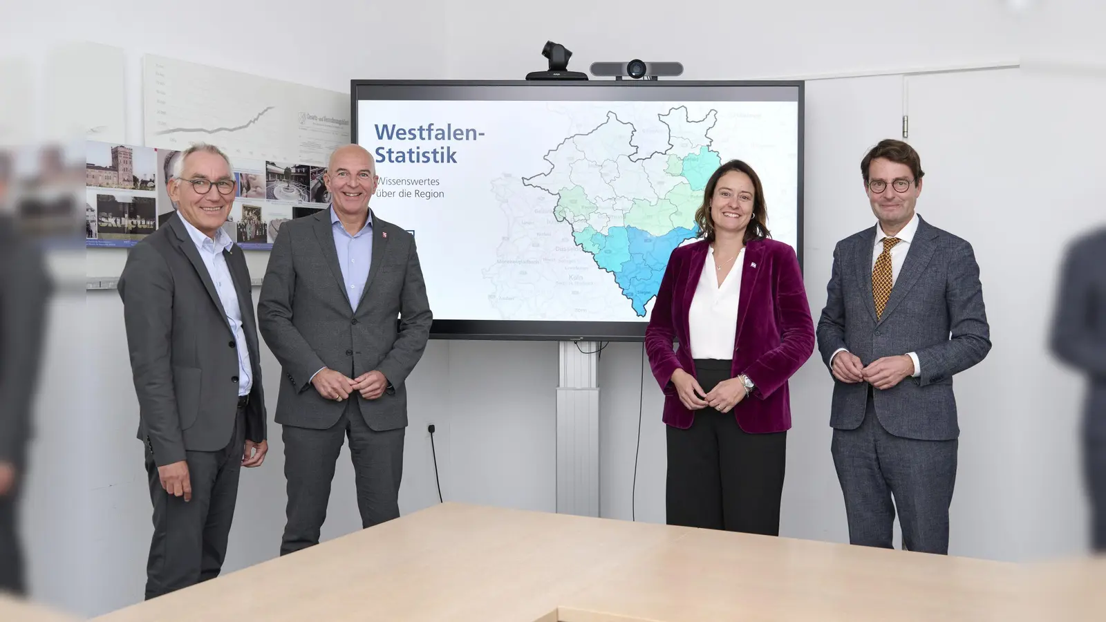 Zum Start des Internetportals trafen sich die drei westfälisch-lippischen Regierungspräsident:innen, Heinrich Böckelühr (Bezirksregierung Arnsberg, links im Bild), Anna Katharina Bölling (Detmold) und Andreas Bothe (Münster, rechts), gemeinsam mit Dr. Georg Lunemann (zweiter von links), dem Direktor des LWL.<br> (Foto: LWL)