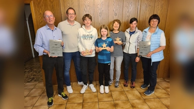 Ehrungen: Diethelm Oeynhausen, Noah Oeynhausen, Maira Wochnik, Helga Beinek-Vogt, Kathrin Tschauder und Christa Tschauder nahmen die Ehrungen aus den Händen von Karsten Oeynhausen (2.v.l., 1. Vors.) entgegen.  (Foto: DJK Brakel)