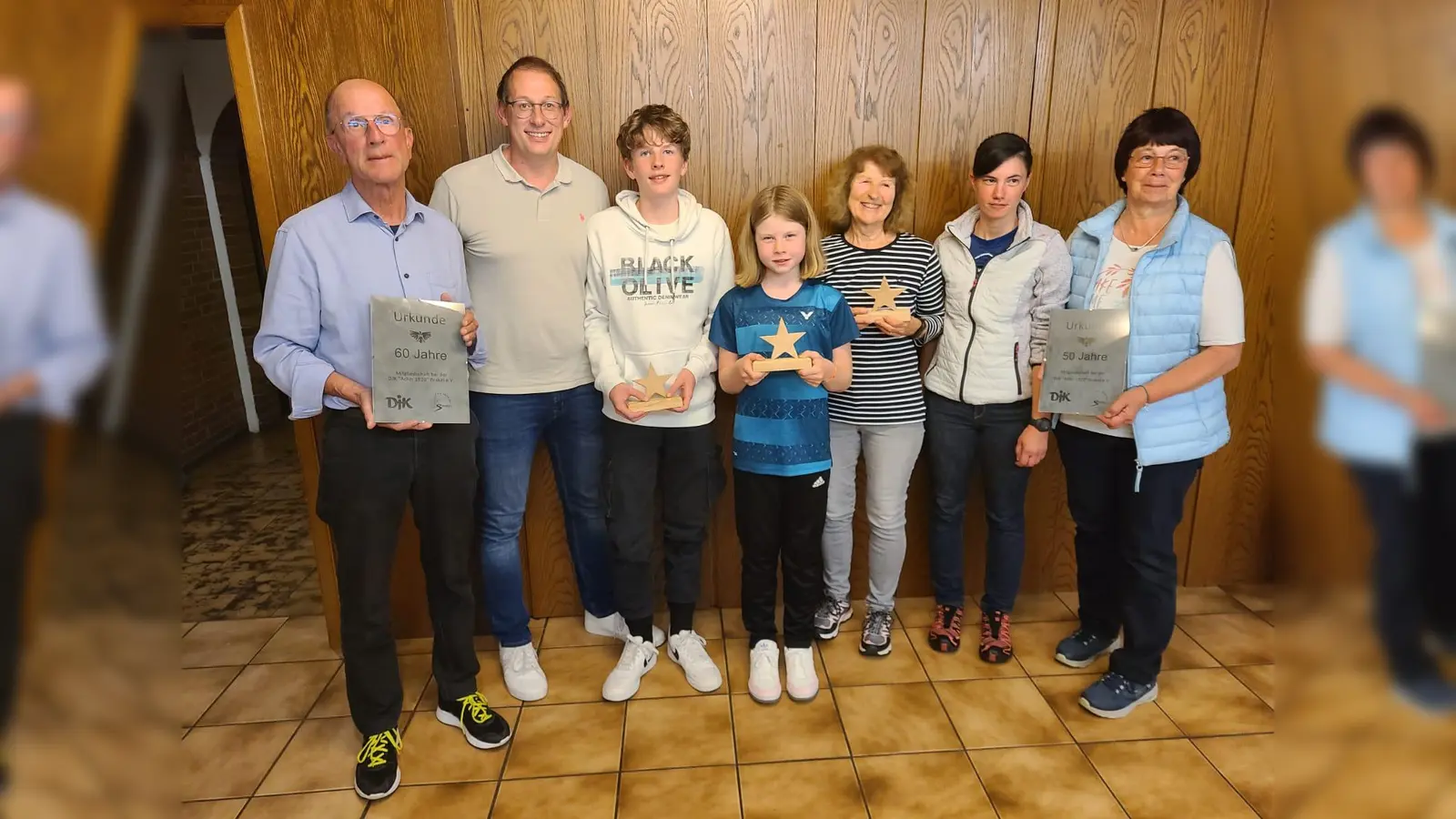 Ehrungen: Diethelm Oeynhausen, Noah Oeynhausen, Maira Wochnik, Helga Beinek-Vogt, Kathrin Tschauder und Christa Tschauder nahmen die Ehrungen aus den Händen von Karsten Oeynhausen (2.v.l., 1. Vors.) entgegen.  (Foto: DJK Brakel)