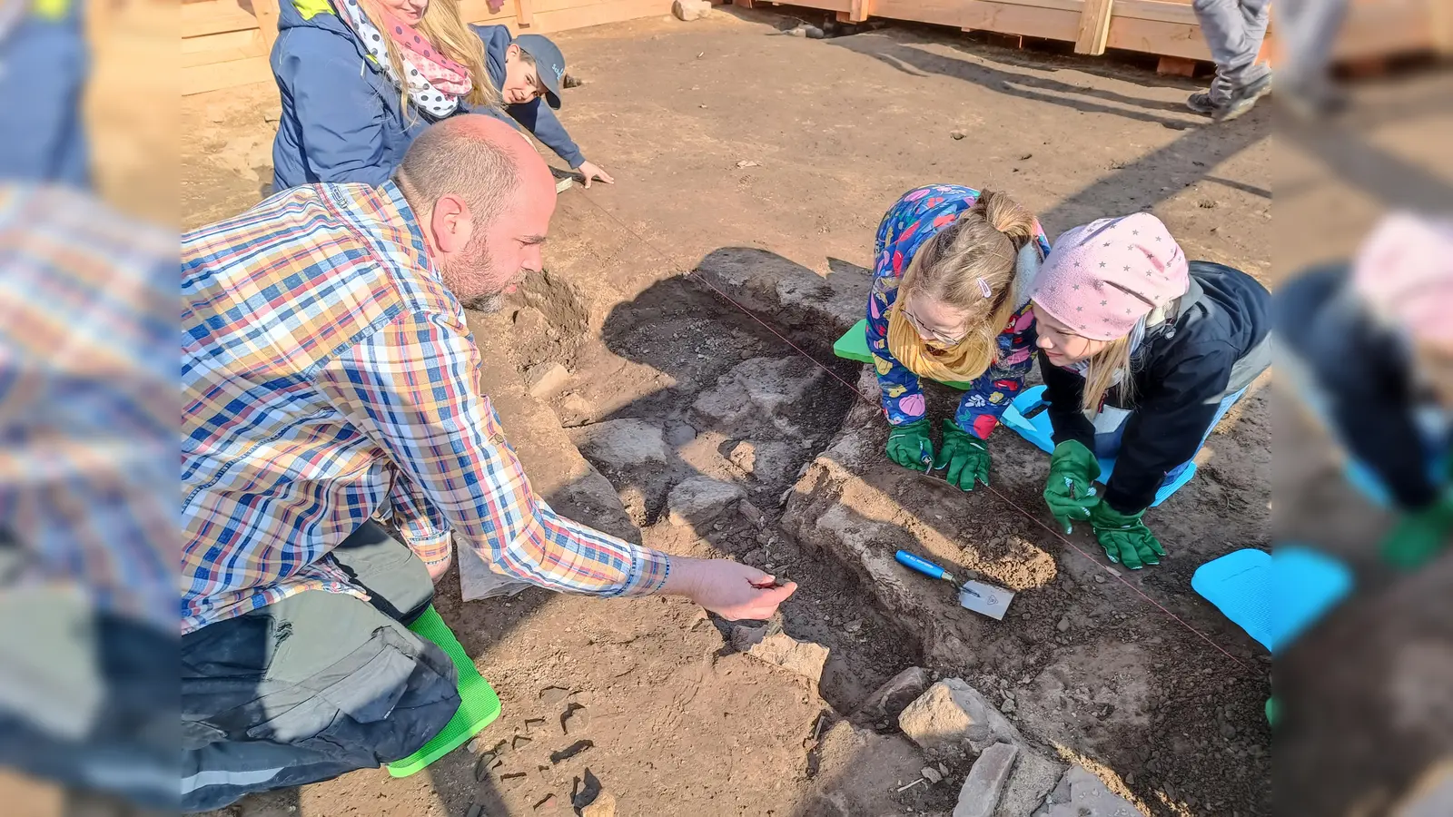 Am Anfang wurde noch an der Oberfläche gekratzt: Nach und nach legt Ralf Mahytka mit Gästen der Landesgartenschau einen Keller aus dem Mittelalter frei. In den Herbstferien dürfen kleine und große Besucher eine ganze Woche lang jeden Tag mithelfen. (Foto: LGS Höxter )