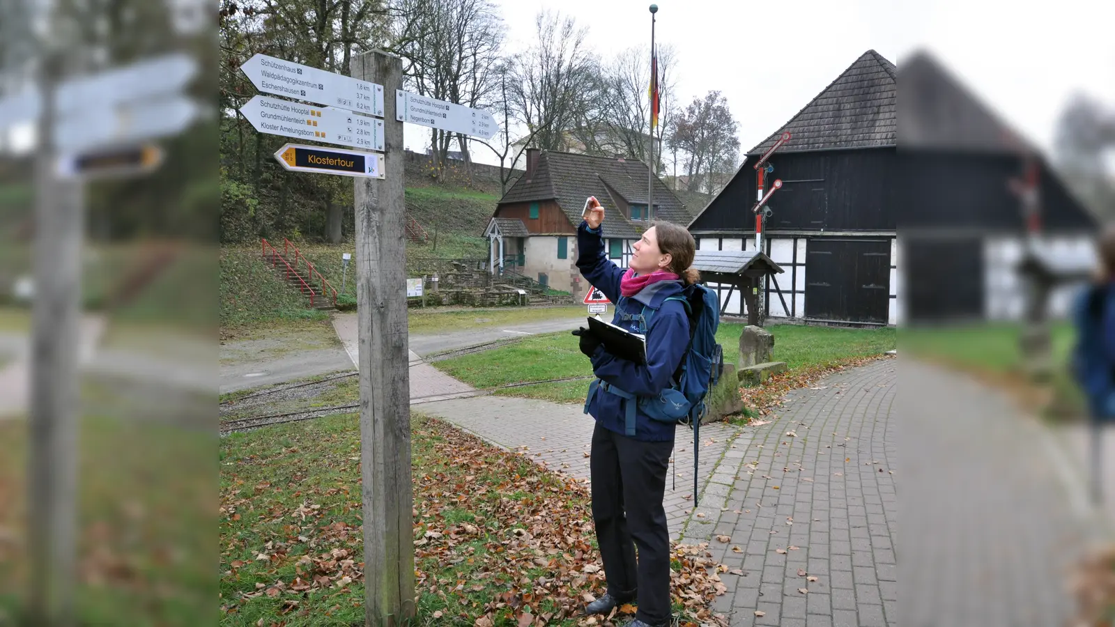 Liane Jordan vom Deutschen Wanderverband prüft die Beschilderung in der Solling-Vogler-Region. (Foto: SVR)