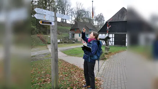 Liane Jordan vom Deutschen Wanderverband prüft die Beschilderung in der Solling-Vogler-Region. (Foto: SVR)
