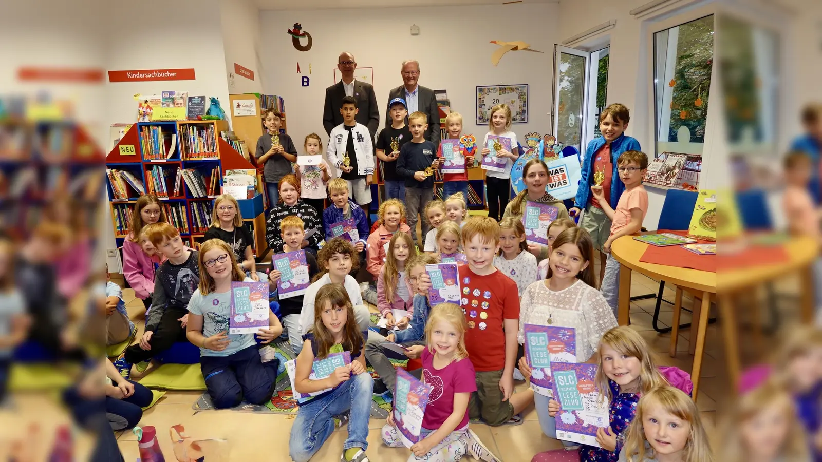 Über so viele Lesefans freuen sich Pfarrer Frank Schäffer und Bürgermeister Hubertus Grimm. (Foto: Bücherei Beverungen)