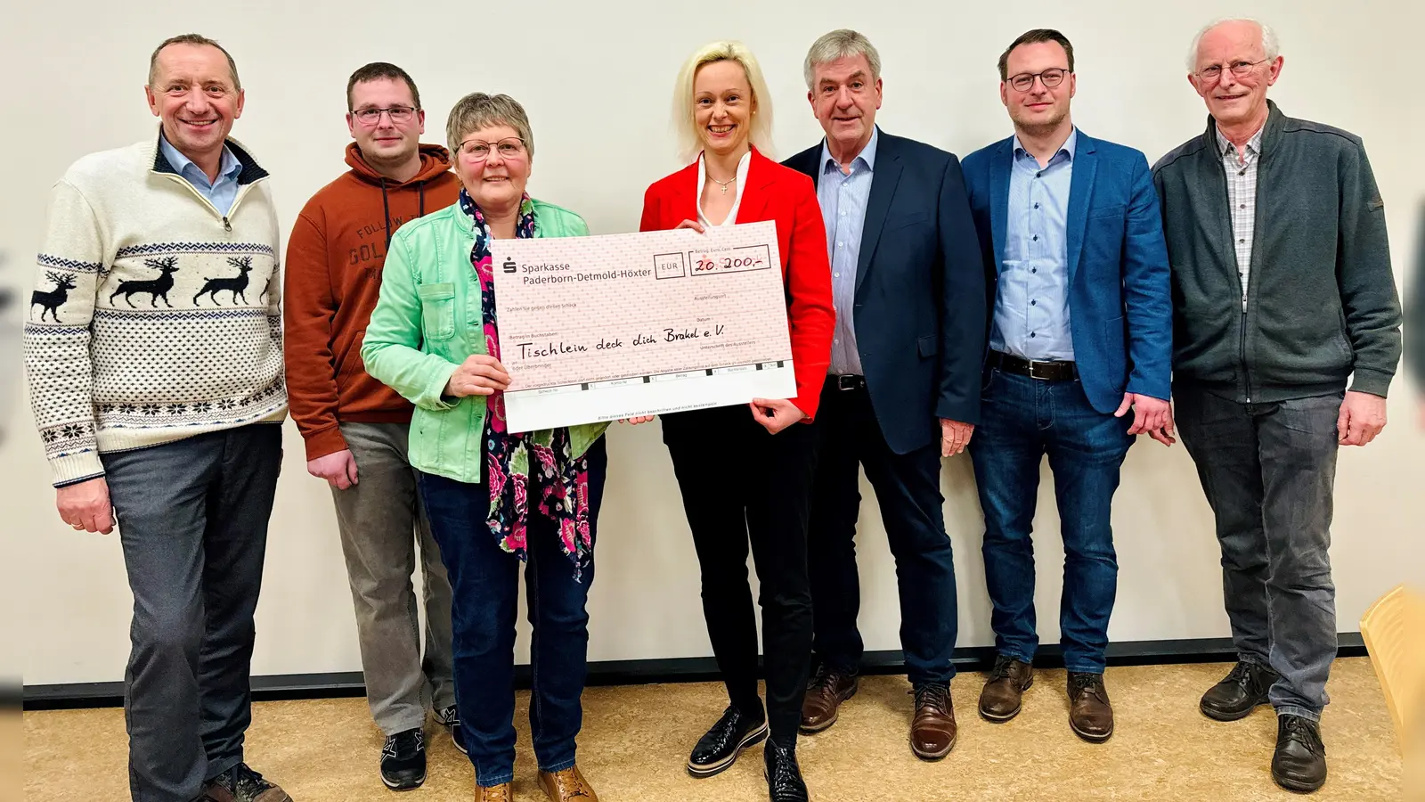V.l.: Thomas Rudolphi, Vorstand Kreis-Caritasverband; Florian Saalfeld, Schatzmeister; Doris Disse, Stellvertretende Vorsitzende; Viola Wellsow, Regionalleiterin Sparkasse; Hermann Temme, Bürgermeister; Alexander Kleinschmidt, Allgemeiner Vertreter; und Bernhard Große-Bölting, Schriftführer. (Foto: Gabi Elbracht-Hülseweh)