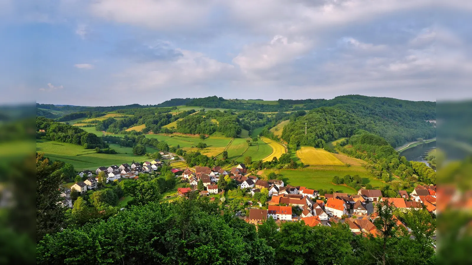 Blick vom Weinberg auf Rühle und die Rühler Schweiz, eine vergleichsweise junge historische Kulturlandschaft. (Foto: H-J Zietz)