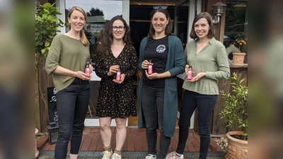 Tanja Baensch (v.l.), Lena-Lynn Naraschkewitz, Michelle Reiner und Pia Schönig vom Ladies‘ Circle Höxter-Holzminden präsentieren den Holunderblüten-Balsamessig. 2,70 Euro pro verkaufte Flasche gehen direkt an den Verein „Wir so besonders“ aus Borgentreich. (Foto: privat)