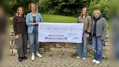 Andzelika Kassan (Orgelstadt Borgentreich) Nicole Dürdoth und Olga Otto (Organisatorinnen des Kinderferienprogramms) sowie Valentina Cloidt (stellvertretend für den VfR Borgentreich). (Foto: privat)