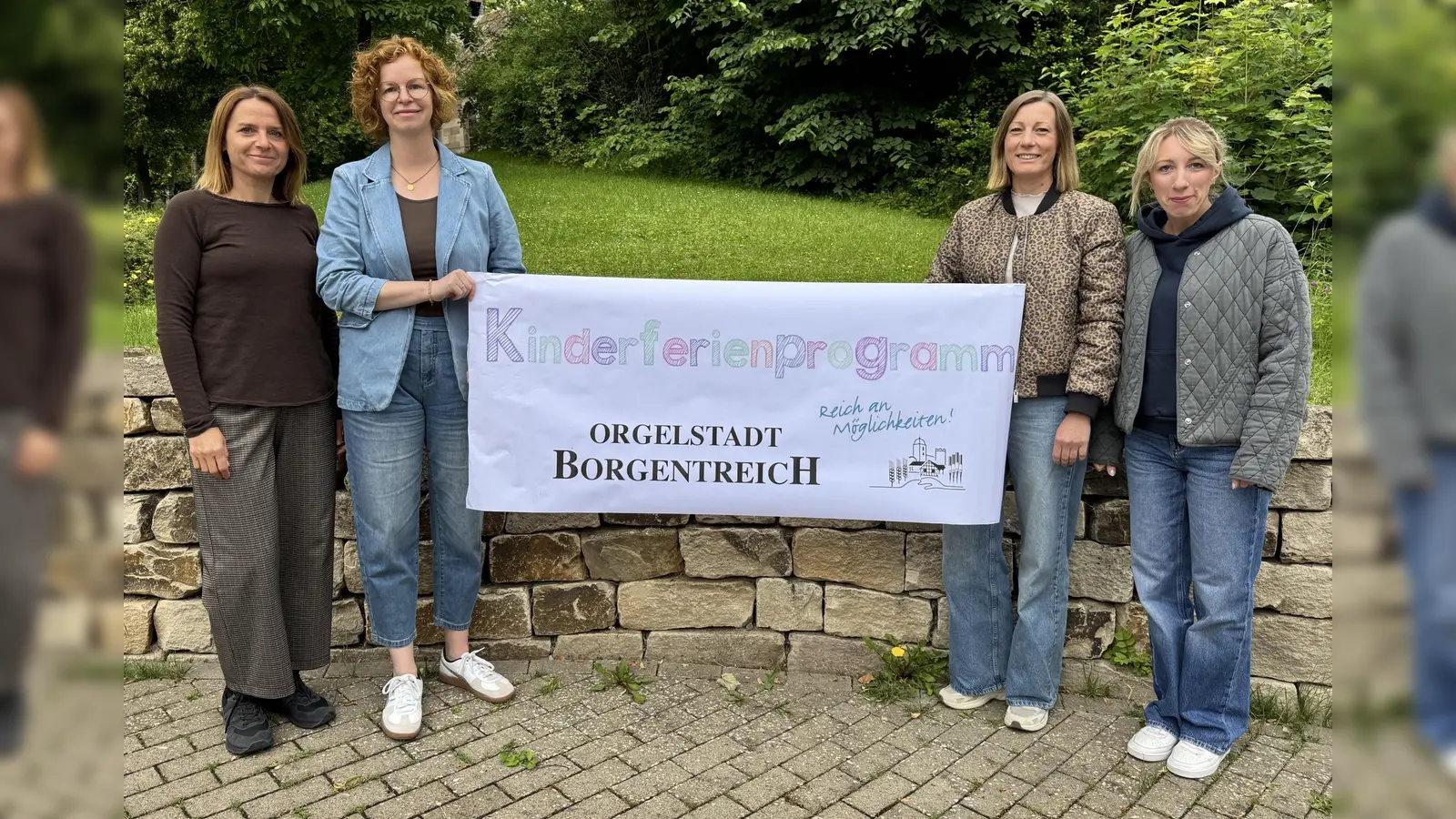 Andzelika Kassan (Orgelstadt Borgentreich) Nicole Dürdoth und Olga Otto (Organisatorinnen des Kinderferienprogramms) sowie Valentina Cloidt (stellvertretend für den VfR Borgentreich). (Foto: privat)