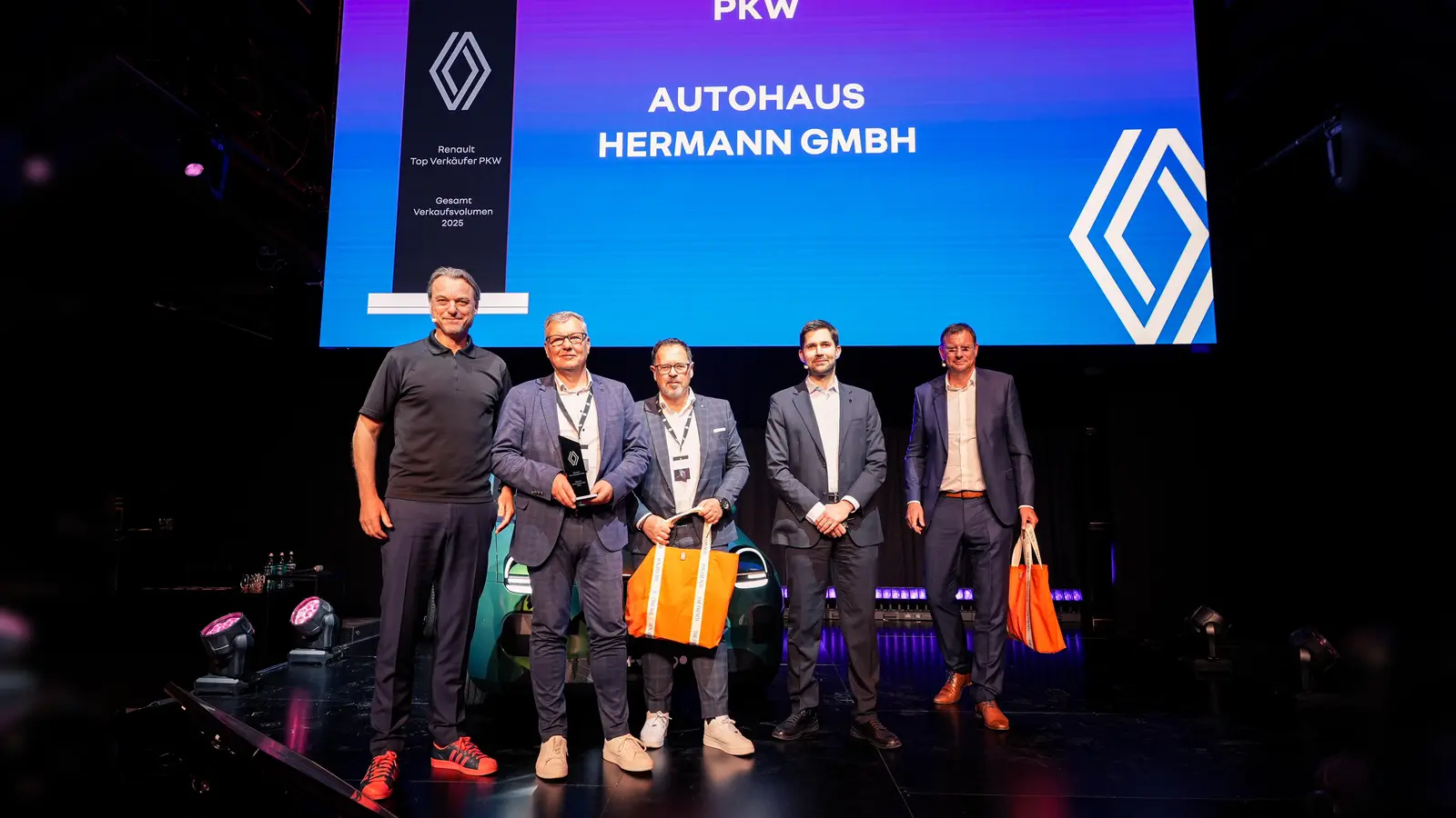 V.l.: Laurens van den Acker (Chefdesigner Renault Group), Michael Zimbal (Geschäftsführer Hermann GmbH), Uwe Altmann (Vertriebsleiter Renault/Dacia Hermann GmbH), Florian Kraft (Vorstandsvorsitzender Renault Deutschland AG), Haico van der Luyt (Direktor Vertrieb Renault Deutschland AG). (Foto: privat)