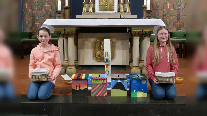 Ihre Spenden brachten die Schüler der Klassen 5 (stellvertretend Franka Schoenenberg (links) und Mia Menne (rechts)) während des Boliviengottesdienstes vor den Altar.<br><br> (Foto: privat)