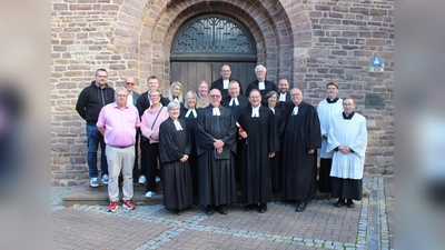 Pfarrer Uwe Neumann (vorne 2. v. l.) wurde in der Kilianikirche Höxter von Synodalassessor Gunnar Wirth (vorne 3. v. l.) in den Ruhestand verabschiedet. Mit dabei waren Ehefrau Pfarrerin Astrid Neumann (vorne 1. v. l.), Kolleginnen und Kollegen, Mitglieder des Presbyteriums und katholische Amtsbrüder. (Foto: EKP/Oliver Claes)
