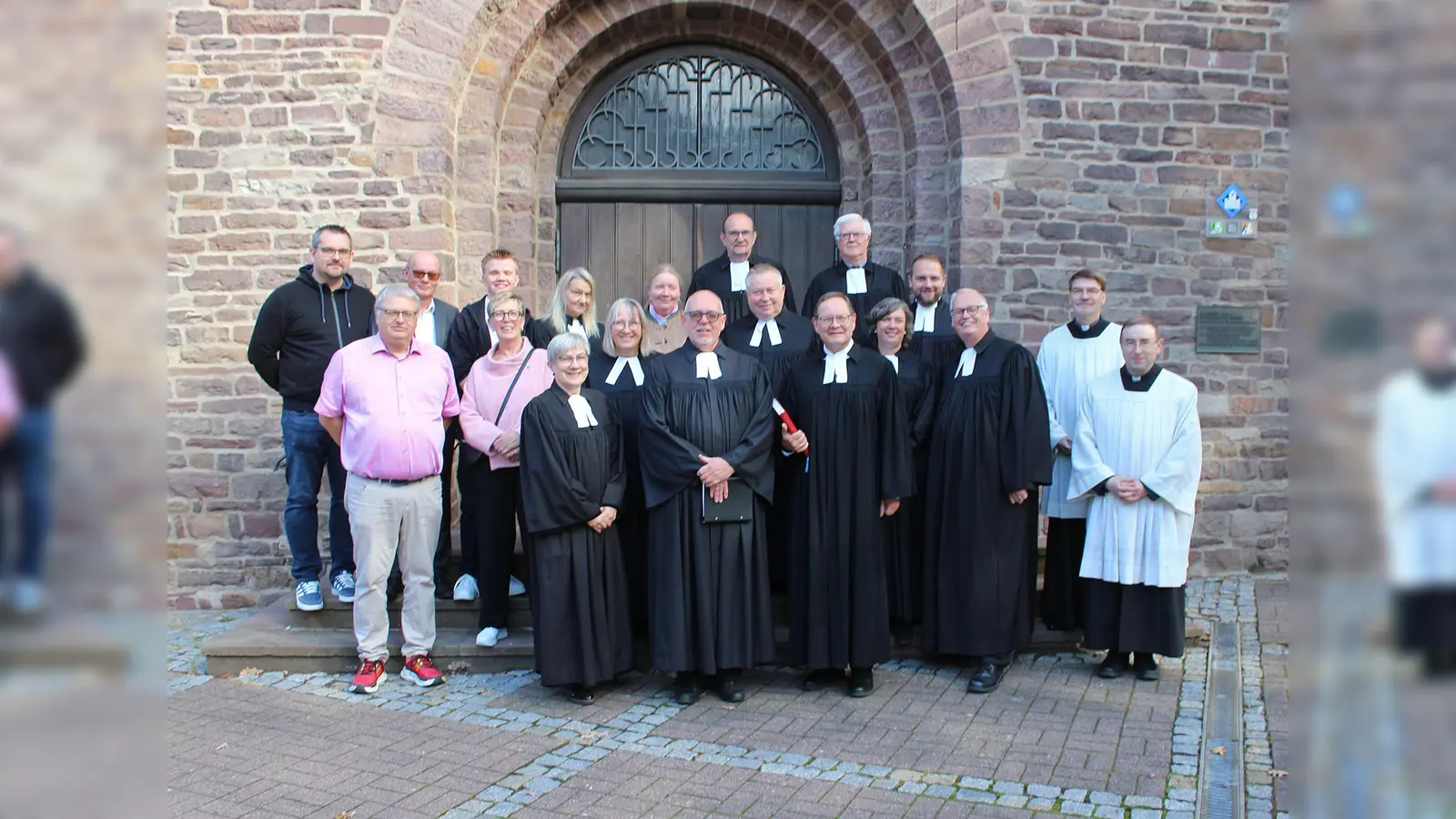 Pfarrer Uwe Neumann (vorne 2. v. l.) wurde in der Kilianikirche Höxter von Synodalassessor Gunnar Wirth (vorne 3. v. l.) in den Ruhestand verabschiedet. Mit dabei waren Ehefrau Pfarrerin Astrid Neumann (vorne 1. v. l.), Kolleginnen und Kollegen, Mitglieder des Presbyteriums und katholische Amtsbrüder. (Foto: EKP/Oliver Claes)