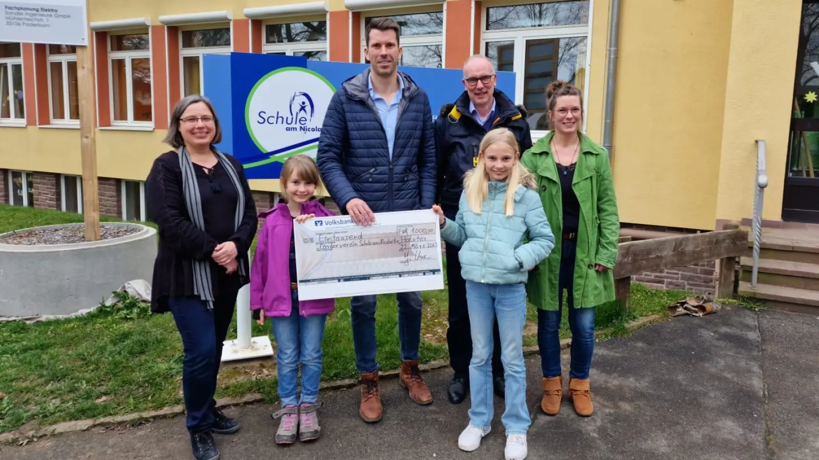 (v.l.) Bettina Becker (Schulleiterin) Martin Röske (Vorsitzender Förderverein), Georg Ummen, Nicole Wennemann (FBI-Höxter) und Grundschulkinder. (Foto: FBI)