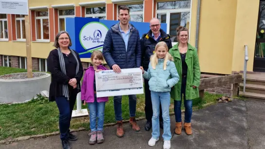 (v.l.) Bettina Becker (Schulleiterin) Martin Röske (Vorsitzender Förderverein), Georg Ummen, Nicole Wennemann (FBI-Höxter) und Grundschulkinder. (Foto: FBI)