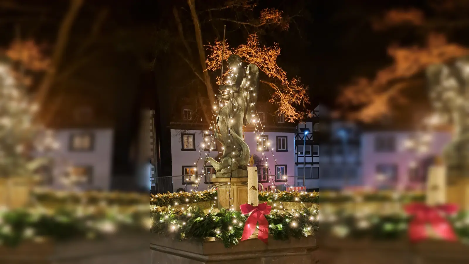 Weihnachtliche Beleuchtung auf dem Rathausvorplatz. (Foto: privat)