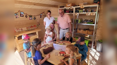 Eifrig bei der Sache: die Jungen und Mädchen der Kita Glückspilz können jetzt in der Holzwerkstatt nach Herzenslust werkeln. Das finden auch die Kita-Leiterin Anne-Kathrin Höke (sitzend) und Sabine Heinemann und Gerhard Antoni (stehend) vom Verein Natur und Technik richtig gut. (Foto: privat)