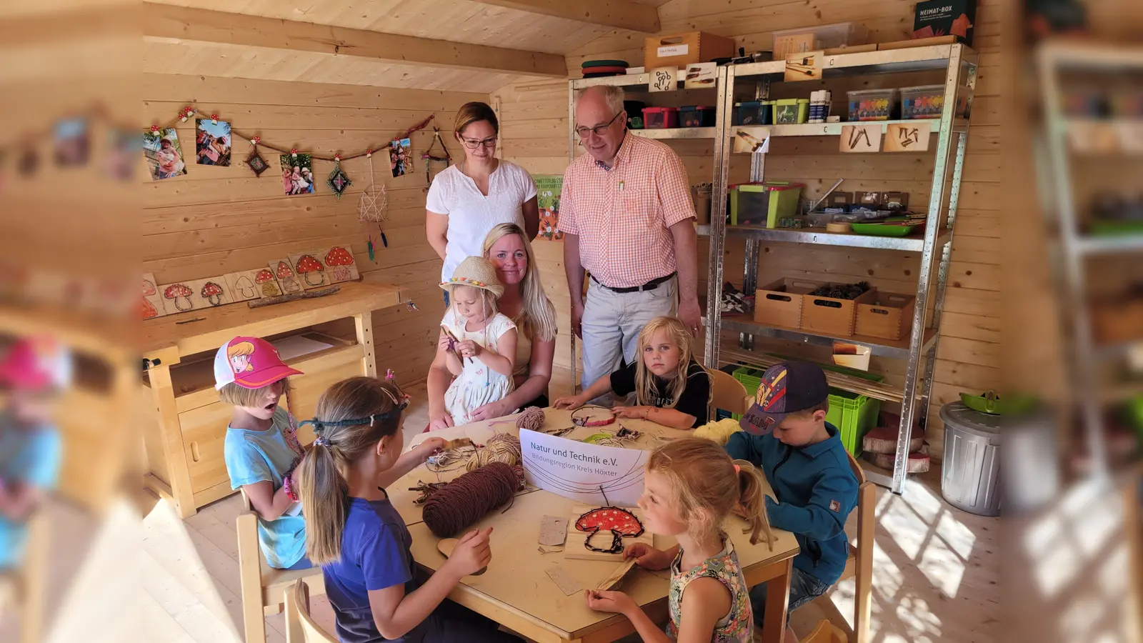 Eifrig bei der Sache: die Jungen und Mädchen der Kita Glückspilz können jetzt in der Holzwerkstatt nach Herzenslust werkeln. Das finden auch die Kita-Leiterin Anne-Kathrin Höke (sitzend) und Sabine Heinemann und Gerhard Antoni (stehend) vom Verein Natur und Technik richtig gut. (Foto: privat)