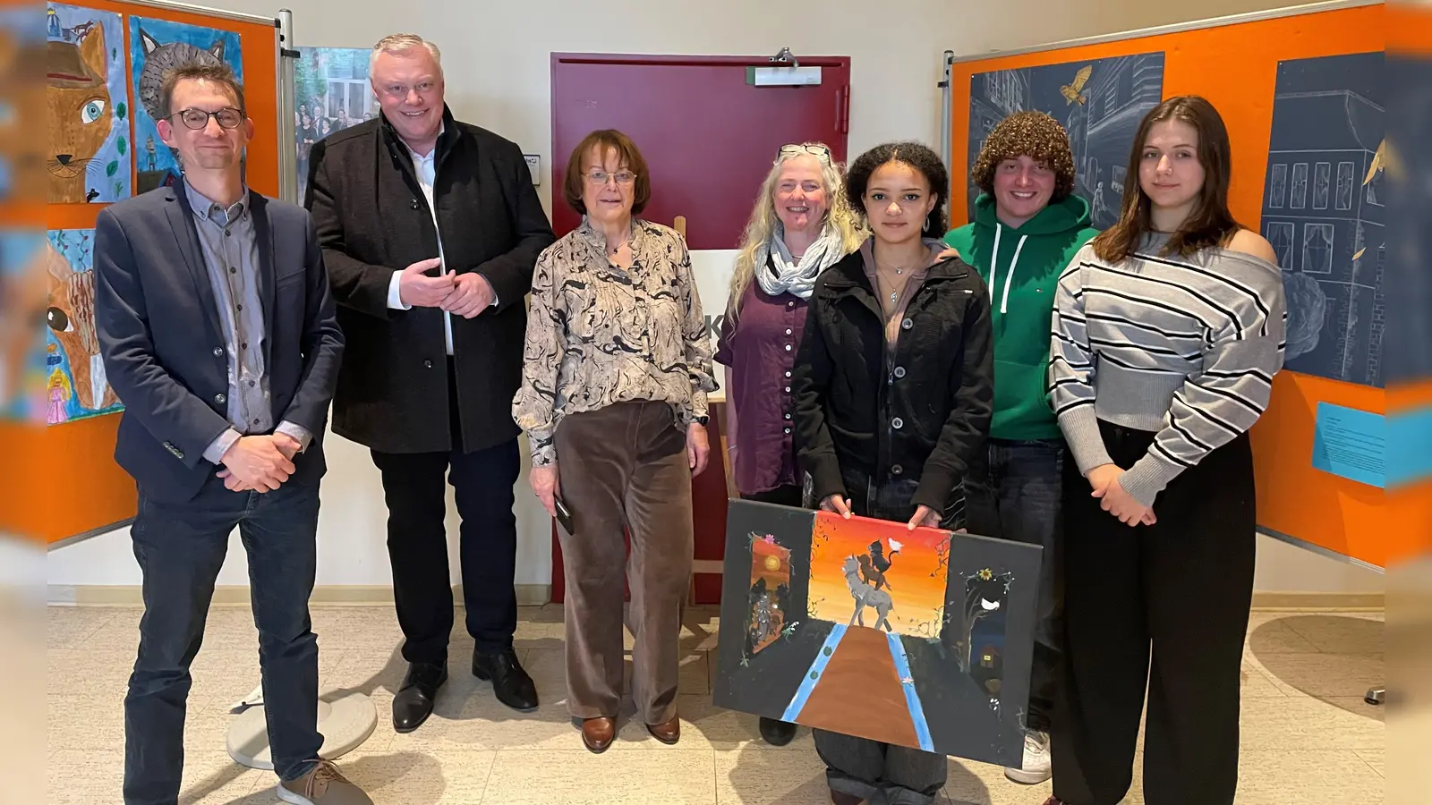 V.l.: Mario Hildebrandt (Leiter der VHS Höxter), Bürgermeister Daniel Hartmann, Claudia Sterzik (Märchengesellschaft Höxter), Elisabeth Brilon (Kunstlehrerin am KWG), Maria Noemi Kleine, Theodor Schmidt und Sophia Schäfer (Schülerinnen und Schüler des KWG). (Foto: Stadt Höxter)