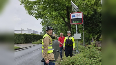 Zeigen das neue Dialog-Display, das für mehr Verkehrssicherheit sorgen soll: (v.l.) Oliver Henneke (Abteilung Straßen des Kreises Höxter), Robert Bettermann (Straßenverkehrsbehörde der Stadt Höxter) und Jörg Böning (Kreispolizeibehörde Höxter). (Foto: Kreis Höxter)