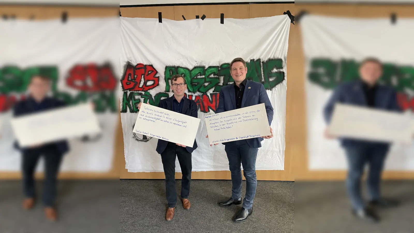 Warburger Bürgermeister Tobias Scherf und Borgentreichs Bürgermeister Nicolas Aisch haben die Ausstellung „Fragmente“ eröffnet und ihre Statements gegen Rassismus beigetragen. (Foto: Kreis Höxter)
