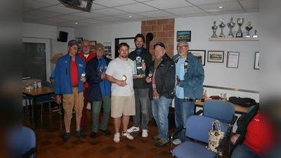 Die Sieger (v.l.n.r.) Josef Evers (2. Platz), Turnierleiter Winfried Gawandtka, Thies Hoffmann (2. Platz), Felix Dietel und Henning Zöfel (1. Platz mit REWE-Cup), Guido Grube und Christoph Bockermann (3. Platz). (Foto: BSG)